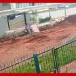 Carro cai em 'cratera' de obra logo após sair da garagem no Rio Grande do Sul