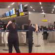 Passageiro se revolta e destrói balcão de companhia aérea com martelo em aeroporto no Chile