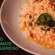 O risoto com tomate seco e manjericão é perfeito para uma janta especial