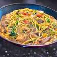 Yakisoba de carne e frango com sobras do churrasco: receita fácil e sem desperdício