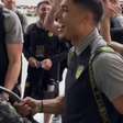 Vídeo! Jogadores e torcedores do Peñarol fazem festa no Rio após vitória sobre o Flamengo