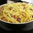 Macarrão à carbonara simples: aprenda a receita no estilo americano