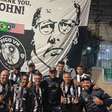 Torcedores do Botafogo lançam bandeira em homenagem a Textor