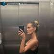 Yasmin Brunet exibe barriga sequinha ao usar look despojado em selfie no espelho