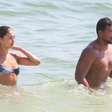 Que casal! Sophie Charlotte e Xamã curtem praia no Rio de Janeiro em clima íntimo e com direito a beijo caloroso. Veja fotos