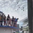 Candidato a prefeito é preso no Amazonas após fazer 'chuva de dinheiro'