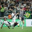 Com gol de Paulinho, Atlético vira sobre o Vasco e abre vantagem na Copa do Brasil