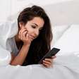 Dormindo com o inimigo: 96% dos brasileiros usam celular na cama