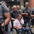 Um dia após alta, prefeito de Taboão da Serra (SP) vota cercado de policiais e em cadeira de rodas