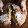 O truque para descongelar o pão em 30 segundos e deixá-lo perfeito, crocante e sem perder o sabor