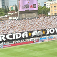 Torcida do Santos desvira faixa com homenagem a Pelé e põe fim a protesto na Série B