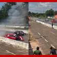 Carros se envolvem em forte batida durante corrida no Paraguai