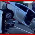 Carro em marcha à ré bate e sobe em outro veículo estacionado no Paraná