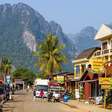 A ascensão e queda de Vang Vieng, a cidade do Laos famosa por suas festas, onde turistas morreram envenenados