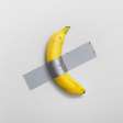 Visitante come banana de obra milionária de Maurizio Cattelan em museu francês