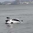 Carro cai na Baía de Guanabara no Centro do Rio