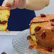 Bolo de queijo com goiabada que já sai do forno recheado e fica uma delícia no seu lanche de natal