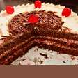 Bolo Floresta Negra de chocolate, chantilly, cereja: festivo