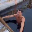 Cristiano Ronaldo leva família à Lapônia e encara piscina 'congelante' no Natal; veja vídeo