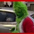 Policial fantasiado de 'Grinch' participa de operação para prender traficantes no Peru