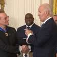 Joe Biden concede Medalha da Liberdade a Denzel Washington, Michael J. Fox e Bono