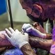 Curso grátis de tatuagem e piercing para jovens de favelas tem 200 vagas