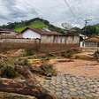 Chuva deixa desalojados, derruba pontes e afeta fornecimento de água e luz em cidade de MG