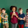 Cases com magnetizadores são opção à proibição de celulares nas escolas
