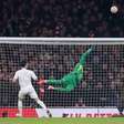 Copa da Inglaterra: Goleiro brilha e United, em Londres, elimina Arsenal nos pênaltis