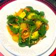 Salada refrescante de rúcula com cenoura, laranja e abacate
