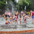 Fonte do Museu do Ipiranga vira 'piscina' para visitantes em dia quente em SP