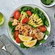 7 saladas proteicas e refrescantes para os dias quentes