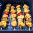 Espetinho de frango na Airfryer: douradinho e suculento