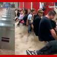 Vídeos mostram usuários do metrô agarrados em corrimão para não serem levados por enxurrada em SP