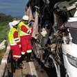 Duas pessoas morrem e 23 ficam feridas em acidente entre micro-ônibus e carreta na Via Dutra