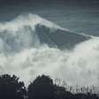 Surfista brasileiro enfrenta onda gigante e fica cara a cara com tempestade em Nazaré