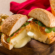 Receita de sanduíche vegetariano com hambúrguer de queijo camembert