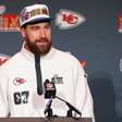 Namorado de Taylor Swift, Travis Kelce decide jogar mais uma temporada após rumores sobre aposentadoria