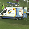 Zagueiro do Coritiba deixa o campo de ambulância em jogo contra Operário