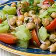 Salada de grão-de-bico com frango refrescante para o verão
