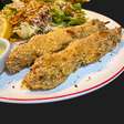 Espetinho de frango empanado crocante, sem trigo e sem fritar