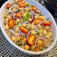 O segredo da salada de quinoa com grão-de-bico perfeita