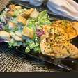Salada Caesar sem maionese e frango dourado suculento