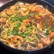 Yakisoba misto: terra e mar em um único prato oriental