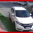 Mulher escapa por pouco de ser atingida por carro em avenida de SC