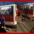 Homens tentam assaltar ônibus e são surpreendidos por passageiro com arma de choque no Rio