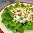 Salada waldorf refrescante, com maçã e molho de iogurte