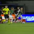 Atacante da Ponte Preta é expulso por dar puxão em árbitro durante jogo da Copa do Brasil