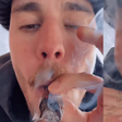 Justin Bieber debocha de rumor de abuso de drogas com vídeo fumando cigarro suspeito e agita web: 'Ele é o cão'