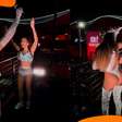 Anitta e Alinne Rosa protagonizam batalha inusitada em cima de trio elétrico em Salvador